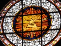 Tetragrama sobre os monumentos parisienses