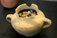 Urna contendo ossos calcinados e culto dos fenicios 