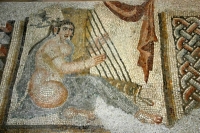 Tocadora de harpa e musica biblica