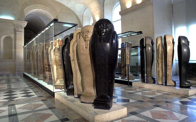 Os sarc&oacute;fagos Louvre sala 14